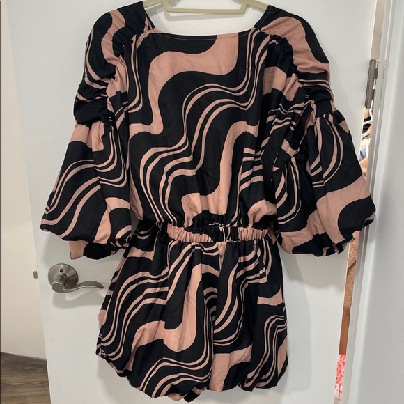PrettyLittleThing Swirl Patterned Blouse - Picture 4 of 4